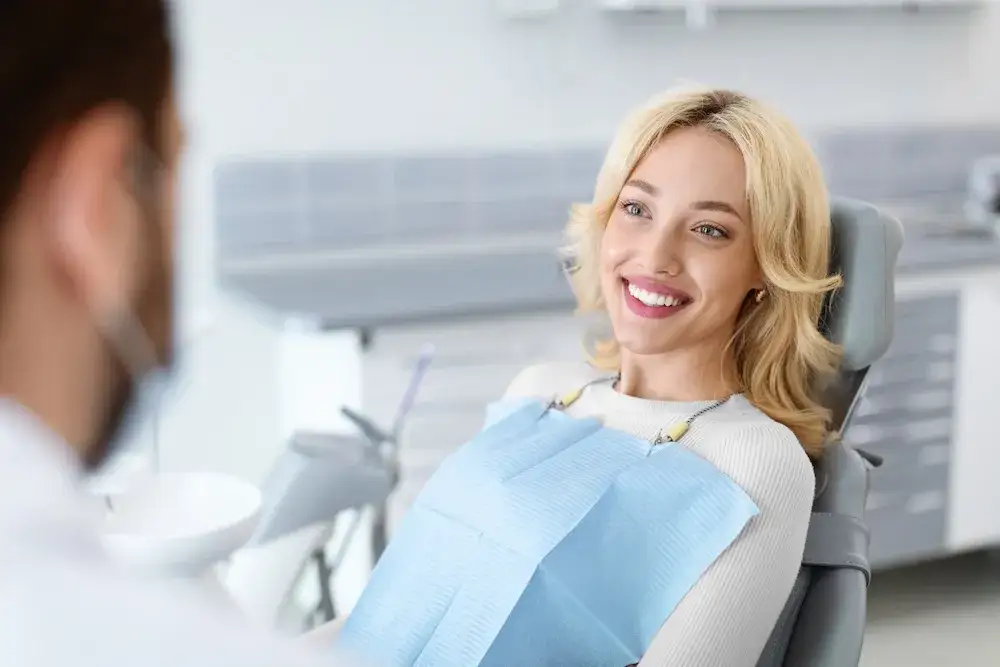 Odsłonięte szyjki zębowe — skąd się biorą, jak boli i kiedy naprawdę warto iść do dentysty?