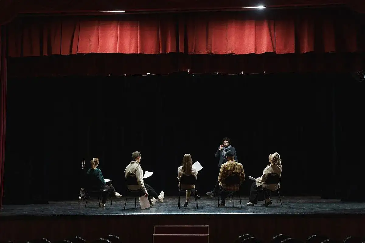 Czym jest teatr? Odkryj jego znaczenie i różnorodność form sztuki