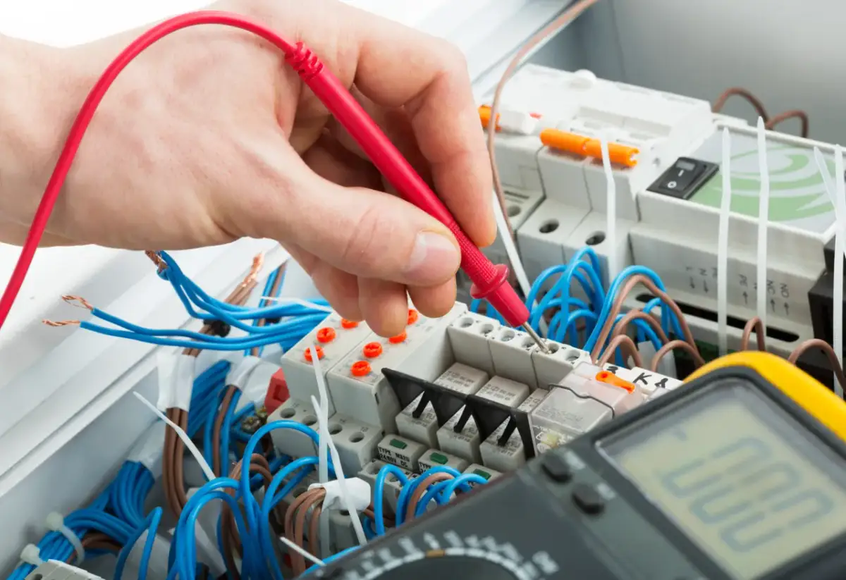 Ile kosztuje montaż rozdzielni elektrycznej? Sprawdź ceny i czynniki wpływające na koszt