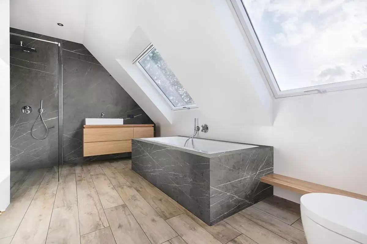 Czy panele winylowe nadają się do łazienki? Oto zalety i wady rozwiązania