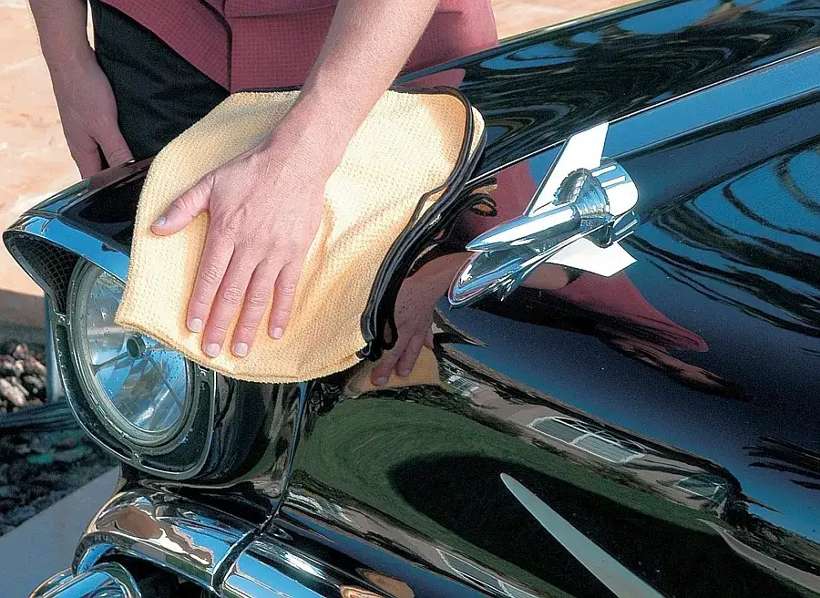 Jak woskować auto, aby uzyskać perfekcyjny blask i ochronę lakieru