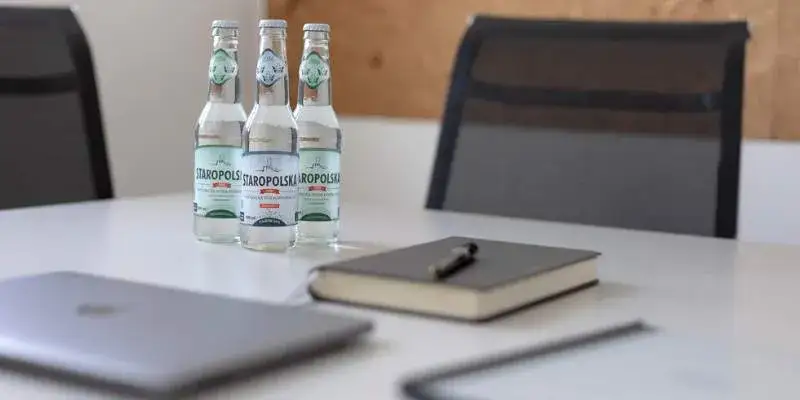 Czy woda w hotelu jest za darmo? Oto co musisz wiedzieć, aby uniknąć kosztów