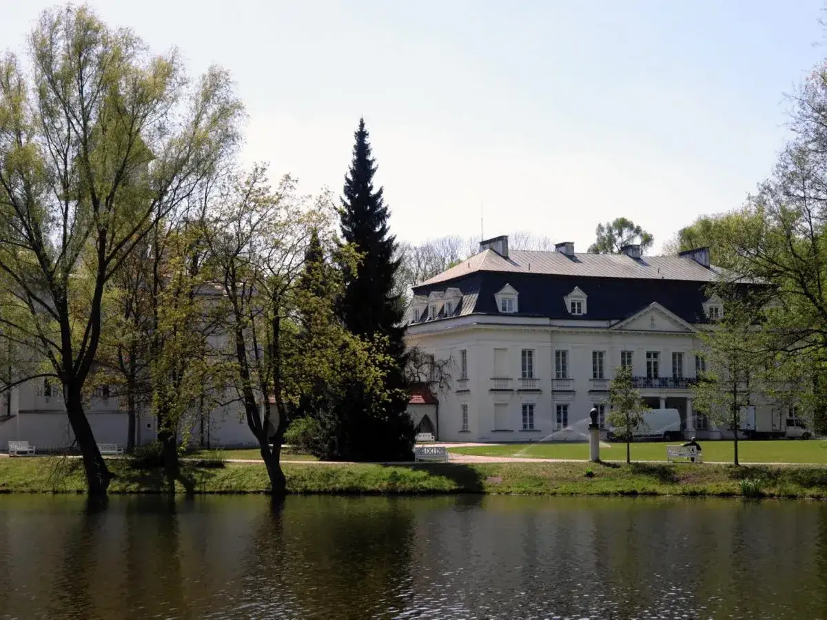 Gdzie kręcono "Znachora"? Lokacje z filmów 1982 i 2023