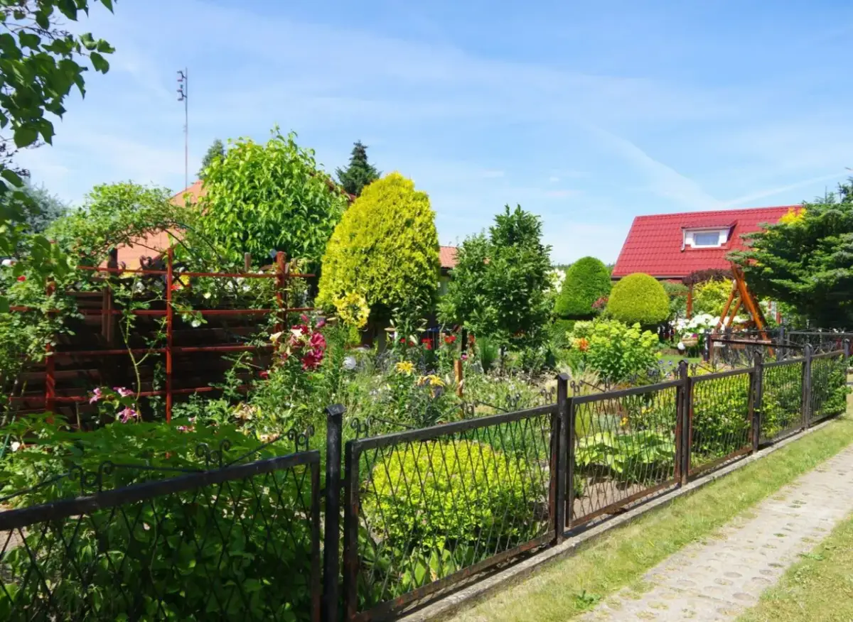 Czy warto kupić działkę ROD? Sprawdź korzyści i ryzyka inwestycji