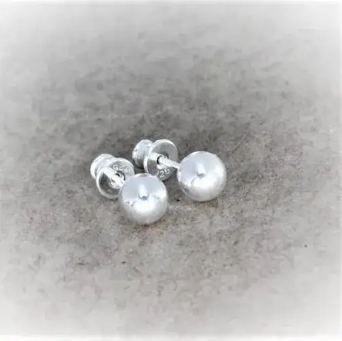 Ile kosztują srebrne kolczyki? Zrozum ceny i nie przepłacaj!