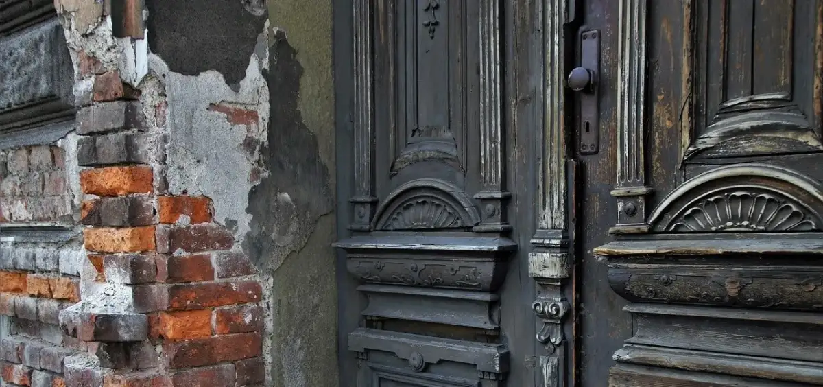 Kiedy budynek staje się zabytkiem? Poznaj kluczowe kryteria