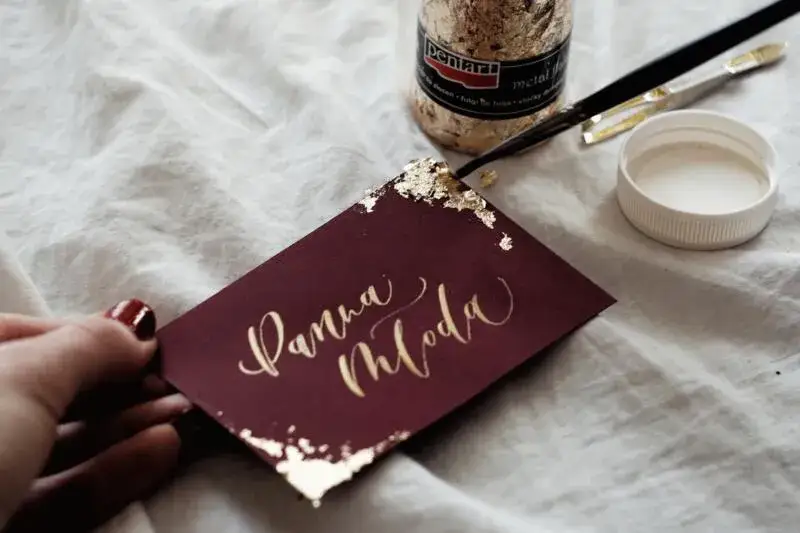 Samodzielne złocenia zaproszeń: Proste metody na efekt wow