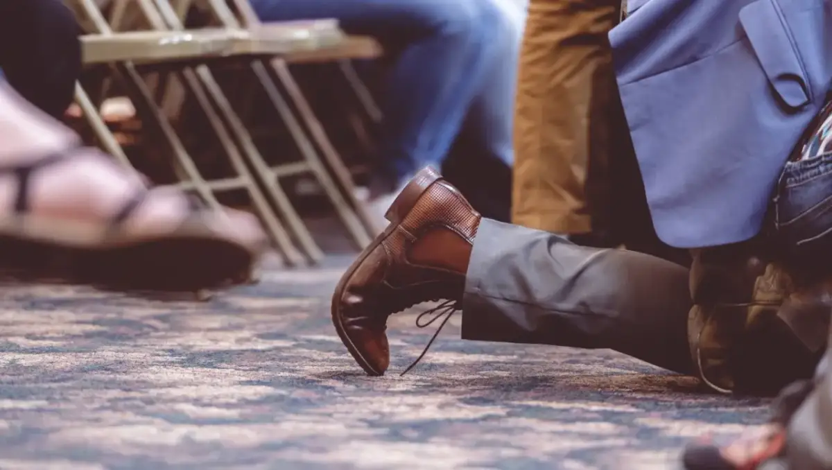 Na które kolano się klęka w kościele? Ważne zasady i symbole