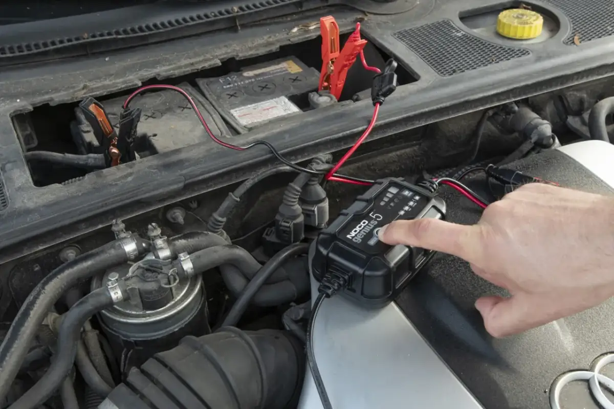 Ładowanie akumulatora samochodowego za pomocą prostownika NOCO Genius. Sprawdź, czy całkowicie rozładowany akumulator da się naładować.