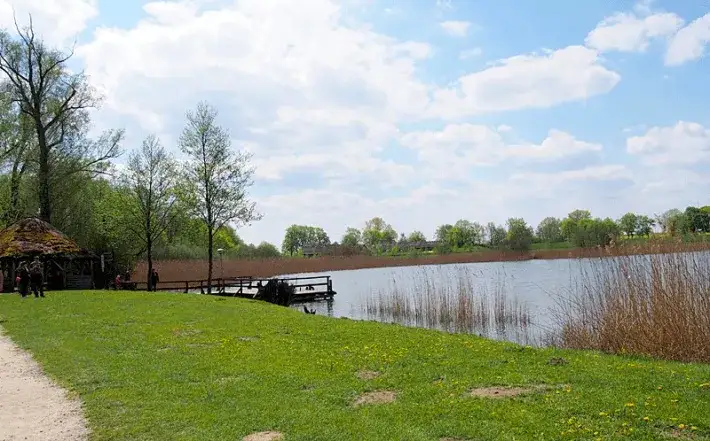 Jezioro Biskupińskie: ukryte skarby i atrakcje dla turystów