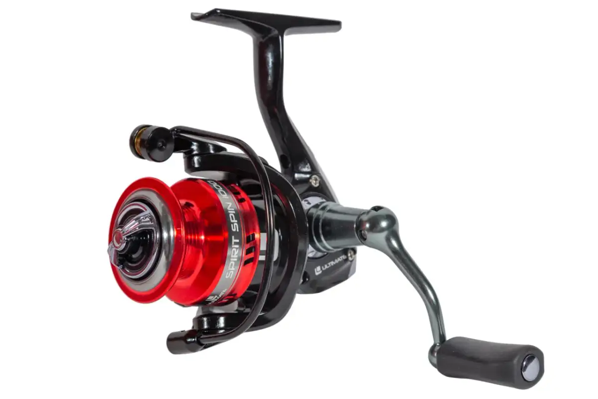 Czerwony kołowrotek spinningowy z czarnymi elementami i metalową rączką.