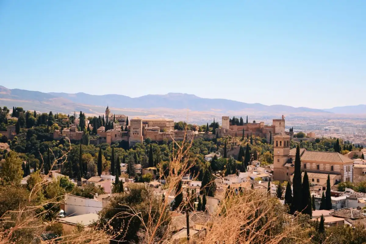 Widok na Alhambrę i miasto Granada. Warto zobaczyć to wspaniałe miejsce, pełne historii i piękna.