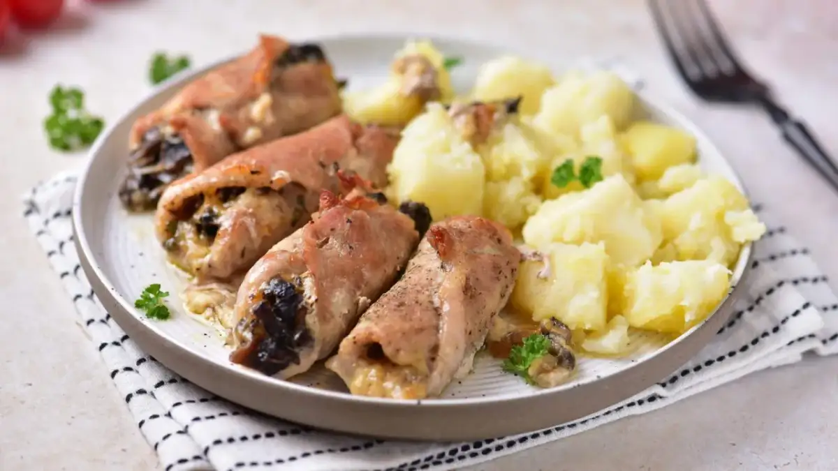 Roladki schabowe z pieczarkami, zawinięte w boczek, podane z ziemniakami i natką pietruszki. Pyszny obiad gotowy!