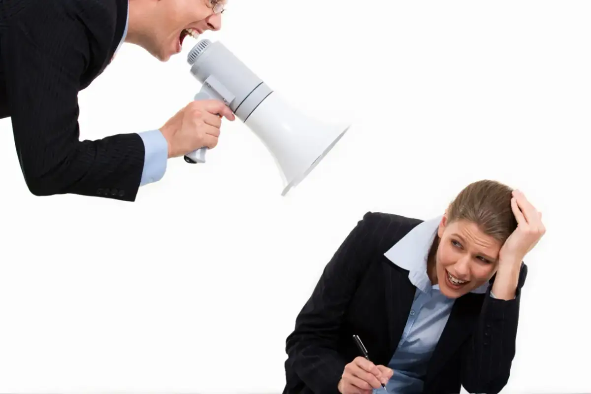 Krzyk szefa w pracy? Poznaj prawa i broń się skutecznie!