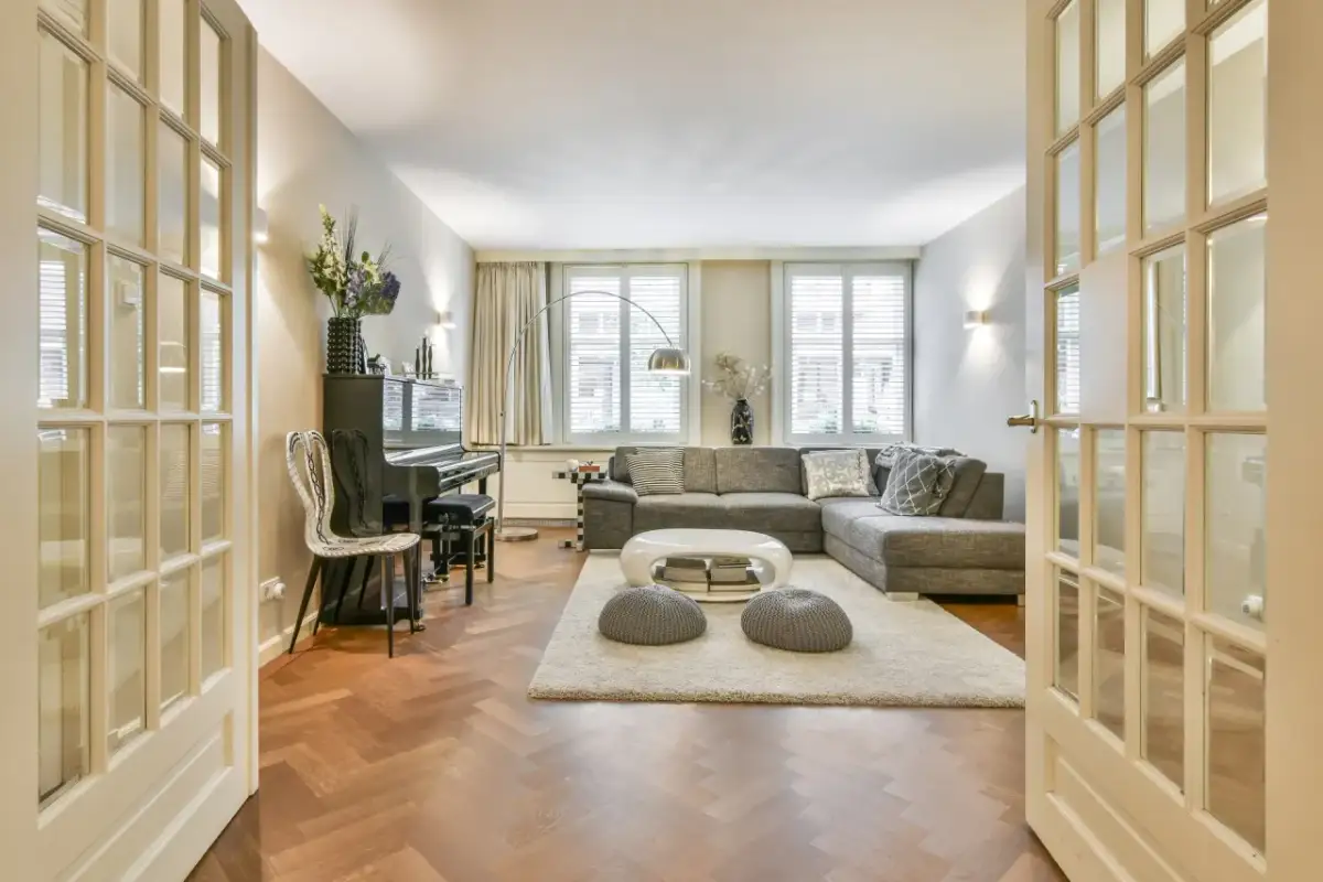 Salon od północy: Jak rozjaśnić i ocieplić wnętrze?