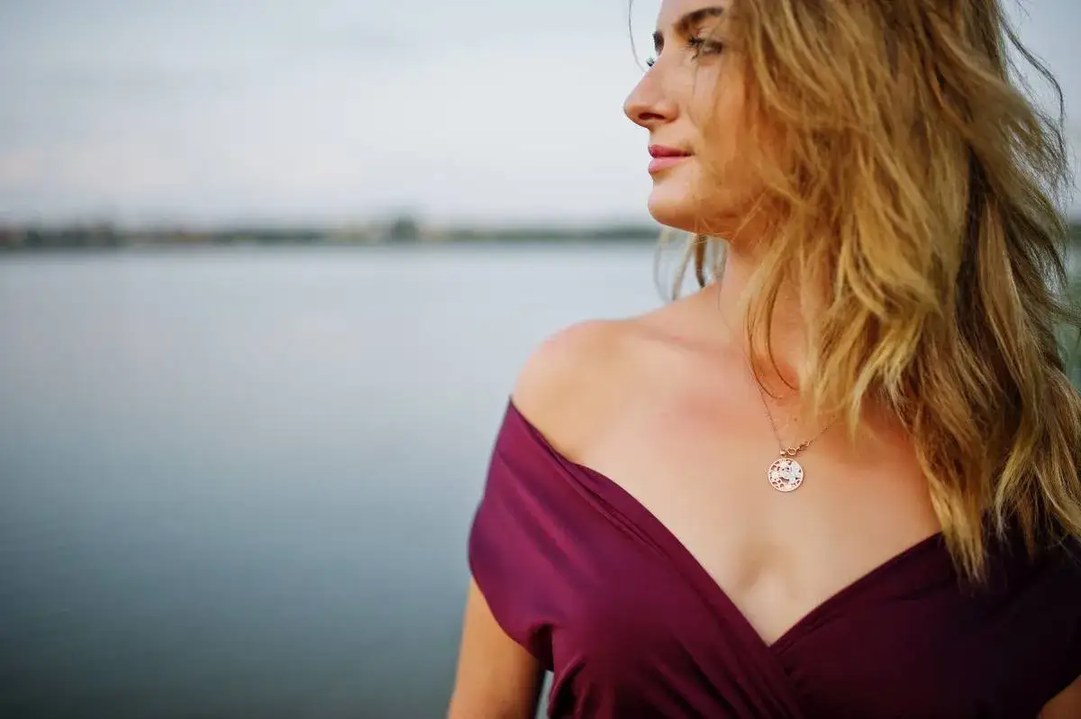 Perfekcyjna biżuteria do czerwonej sukienki: Sekrety stylu