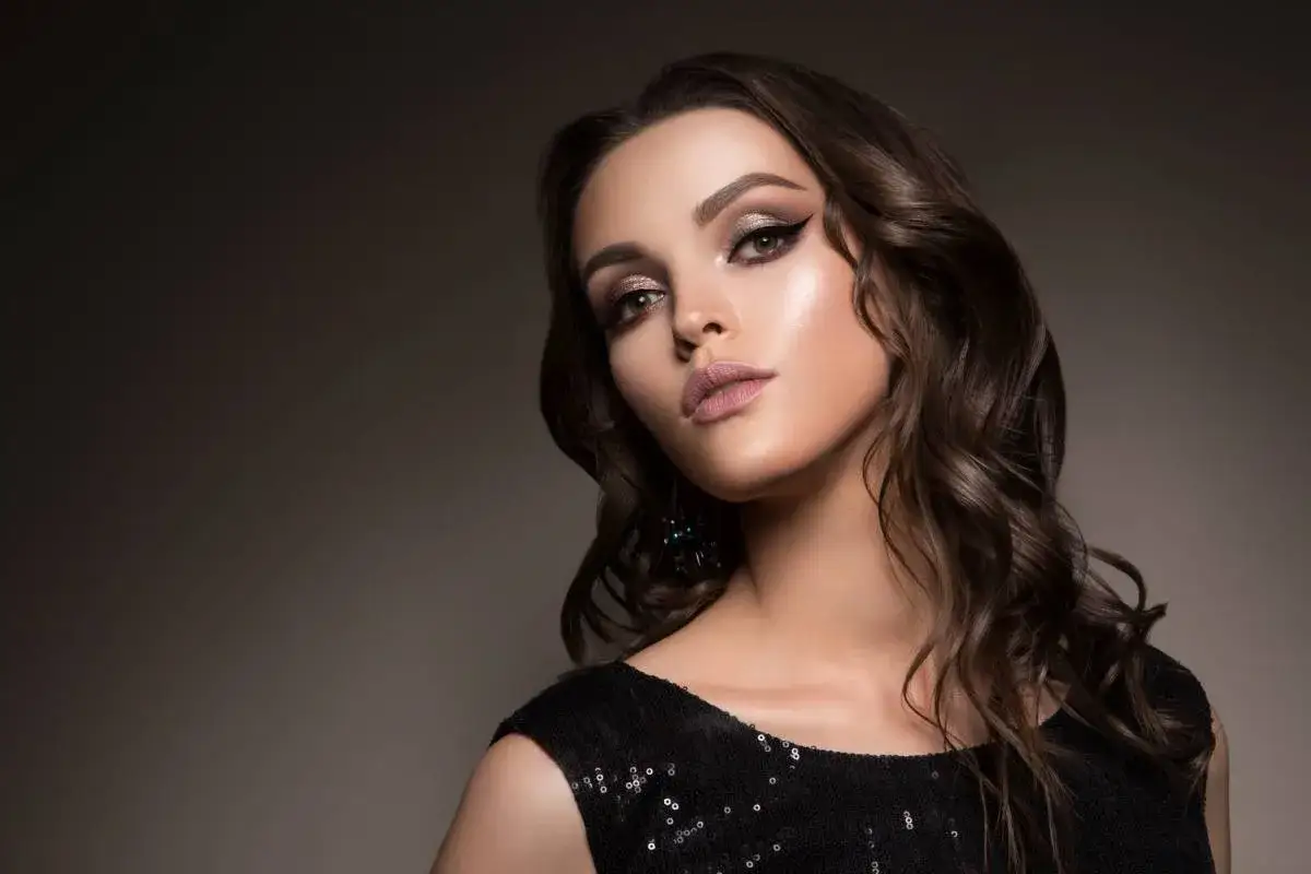 Idealny makijaż do czarnej sukienki? Sekrety wizażystki!