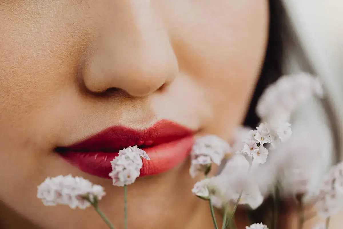 Kwas hialuronowy w ustach: 6-18 miesięcy. Jak wydłużyć efekt?