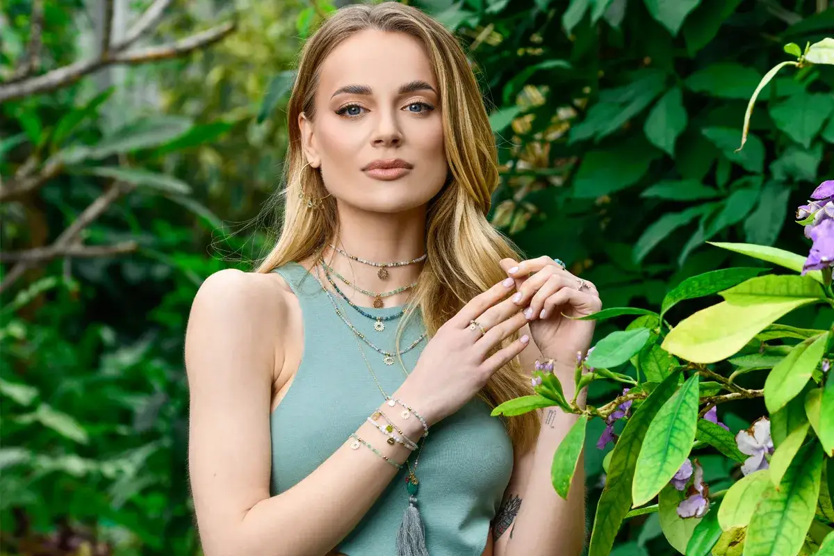 Biżuteria do zielonej sukienki: Jak dobrać idealne dodatki?