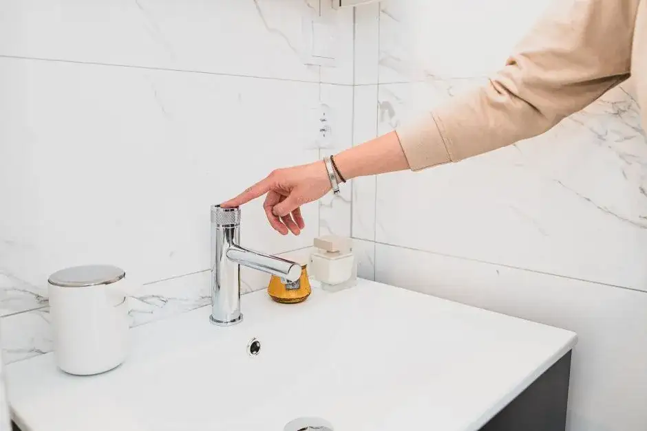 Dlaczego nie ma ciepłej wody w kranie w bloku? Sprawdź przyczyny i rozwiązania