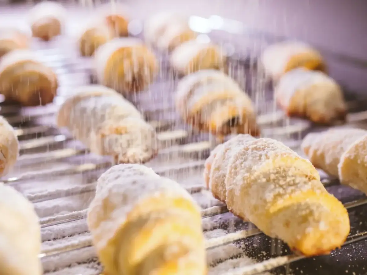 Cukier puder opada na rogaliki na kratce.