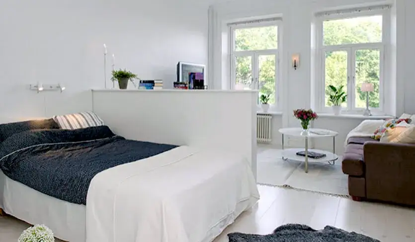 Sypialnia i salon razem? Podziel pokój stylowo i funkcjonalnie