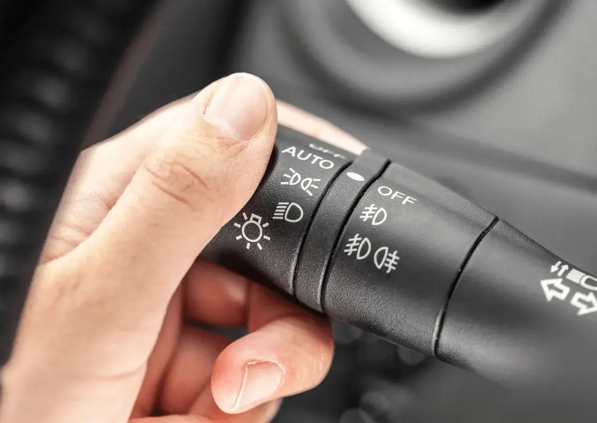 Światła w samochodzie: Kiedy włączyć, by jeździć bezpiecznie i legalnie?