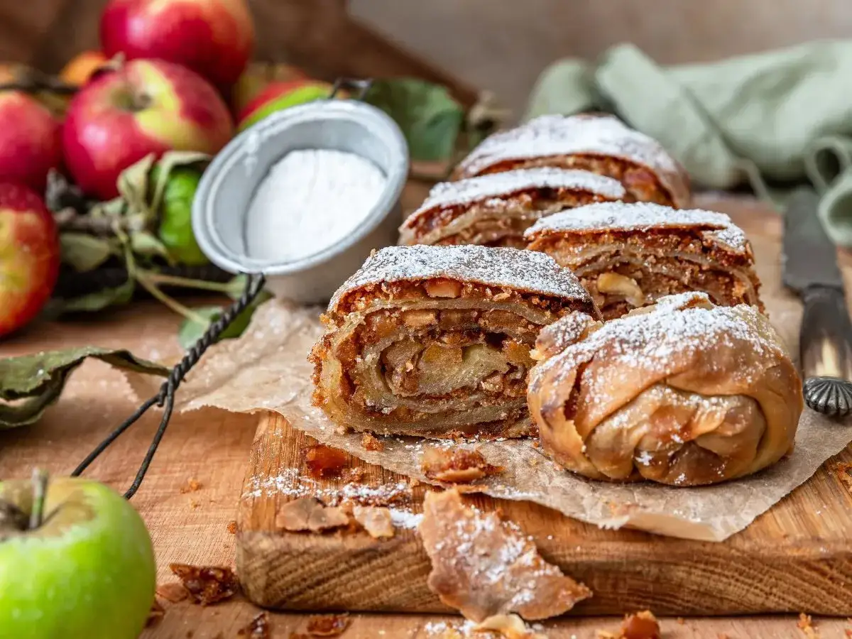 Pyszne ciasto z jabłek, posypane cukrem pudrem, pokazuje, co można zrobić z jabłek. Idealne na deser.