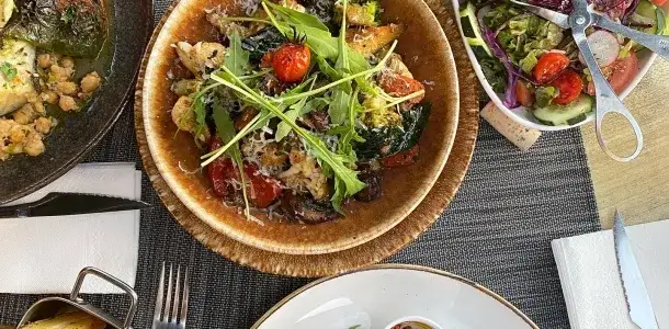 Gdzie zjeść w Funchal? Odkryj najlepsze miejsca na smaczną ucztę