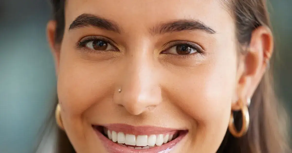 Kto nosi kolczyk w nosie? Odkryj zaskakujące grupy społeczne