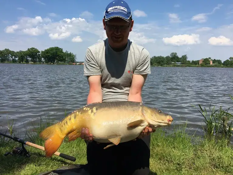 Jak złowić karpia na spławik - skuteczne techniki i porady dla początkujących