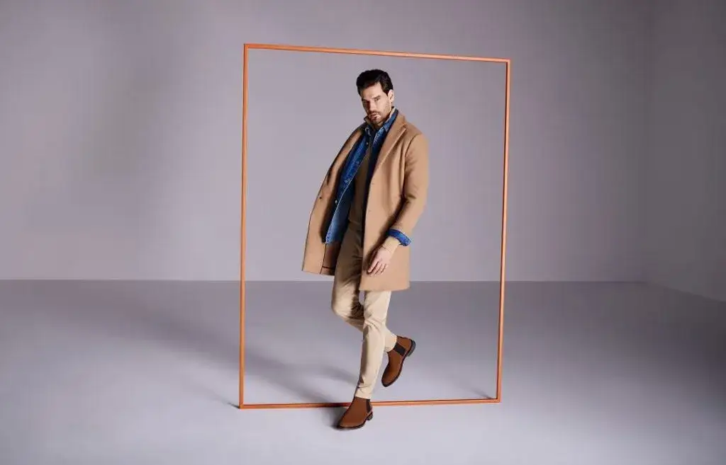 Jaki płaszcz do brązowych butów? Oto kolory i style, które zachwycą