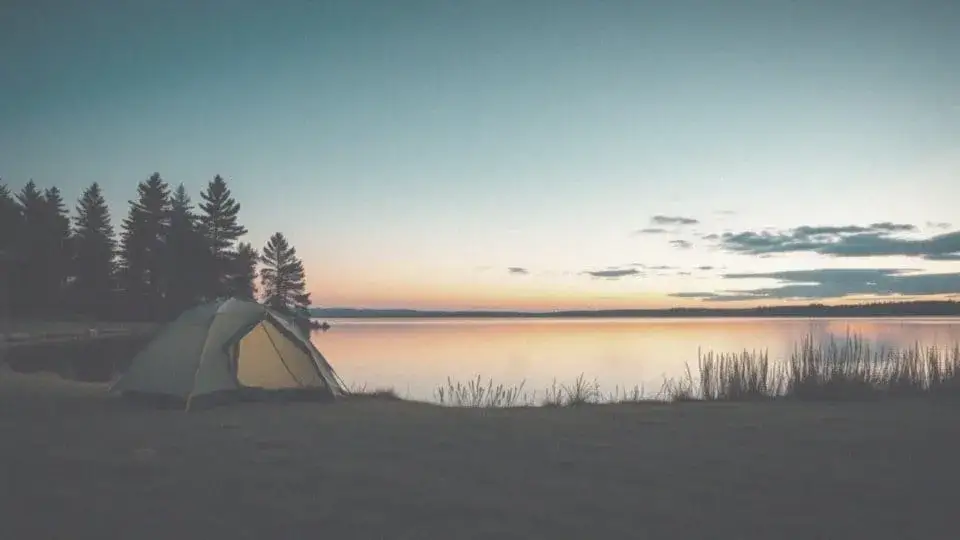 Gdzie pod namiot nad jeziorem? Odkryj najlepsze miejsca na kemping