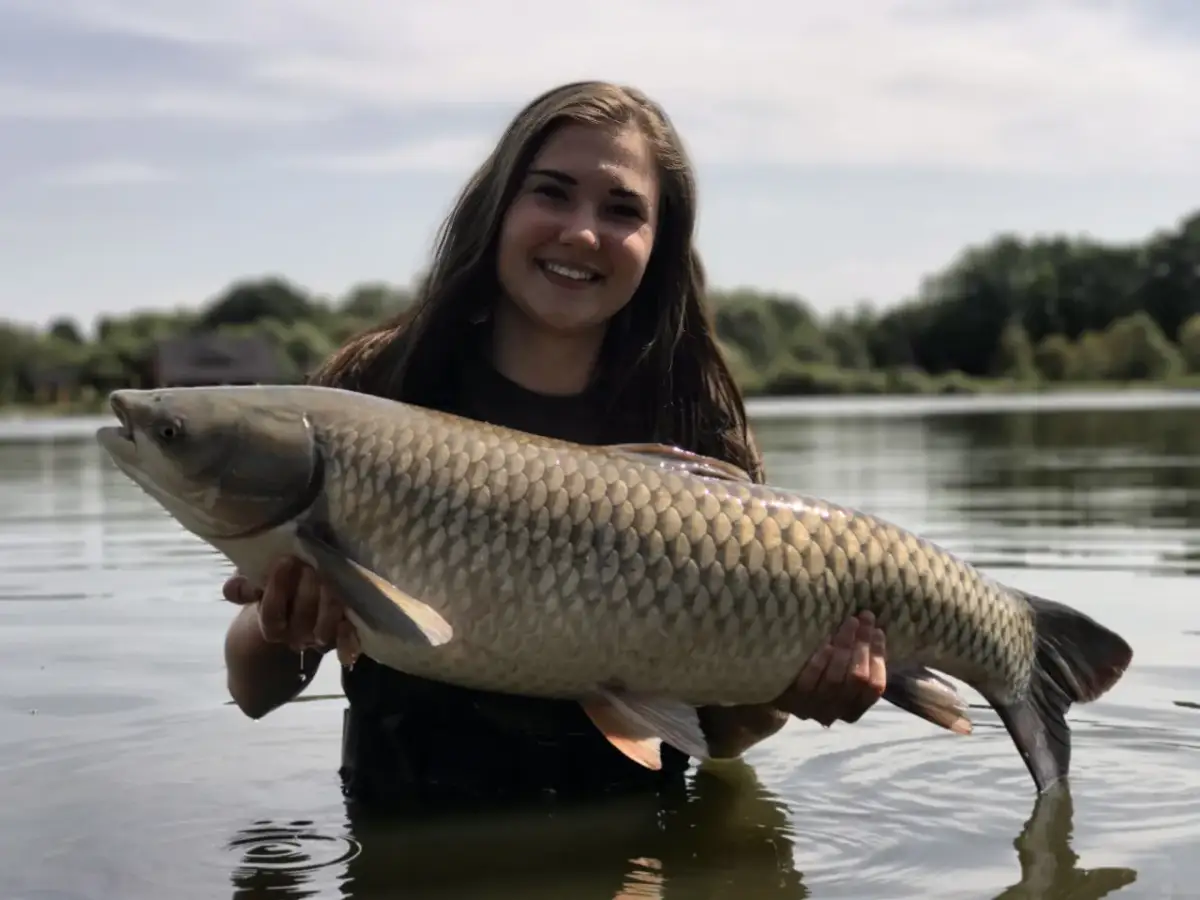 Jak złowić amura na spławik - skuteczne techniki i przynęty