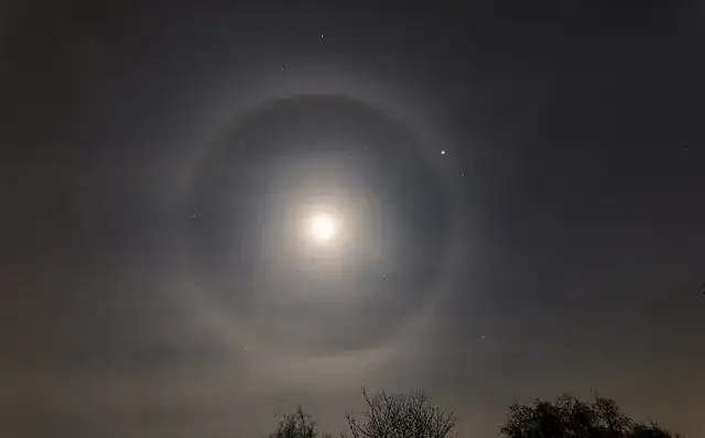 Halo – zjawisko, które może zapowiadać zmiany pogodowe i ich znaczenie