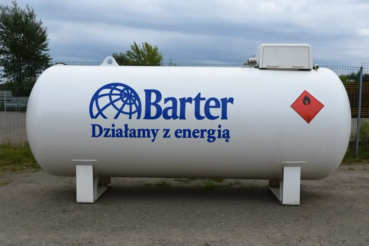 Duży zbiornik na gaz z napisem "Barter. Działamy z energią". Czy to propan czy propan butan?