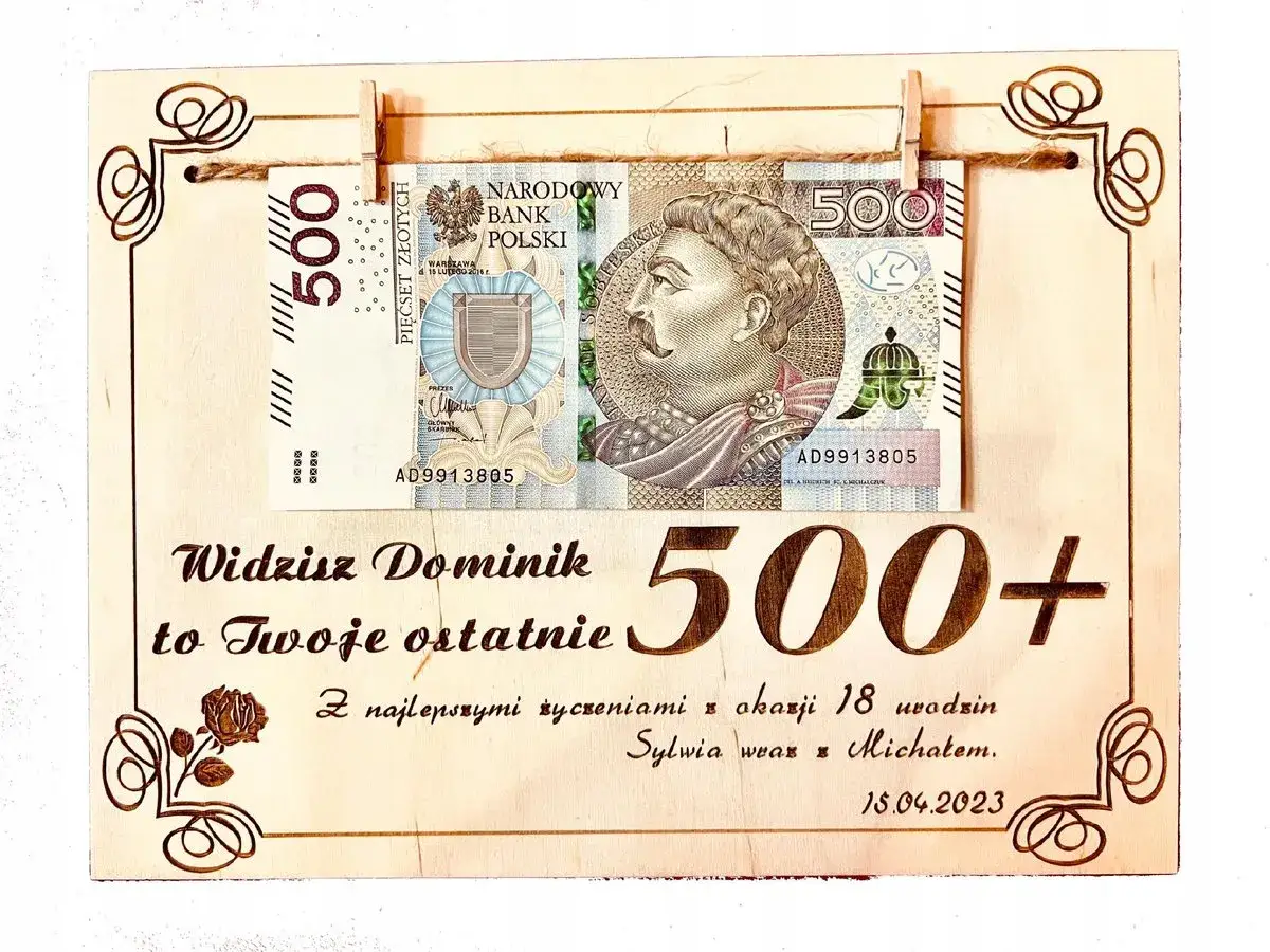 Drewniana tabliczka z banknotem 500 zł i napisem "500+".
