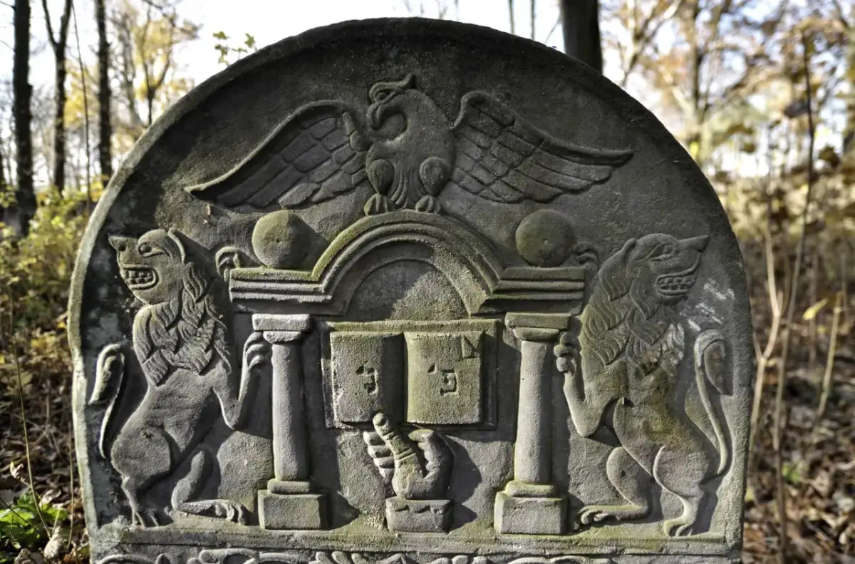 Jak czytać macewy? Symbole żydowskich nagrobków i ich znaczenie