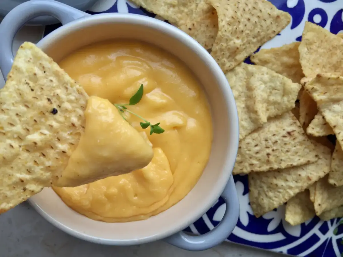 Idealny sos serowy do nachos: kup lub zrób jak z kina!