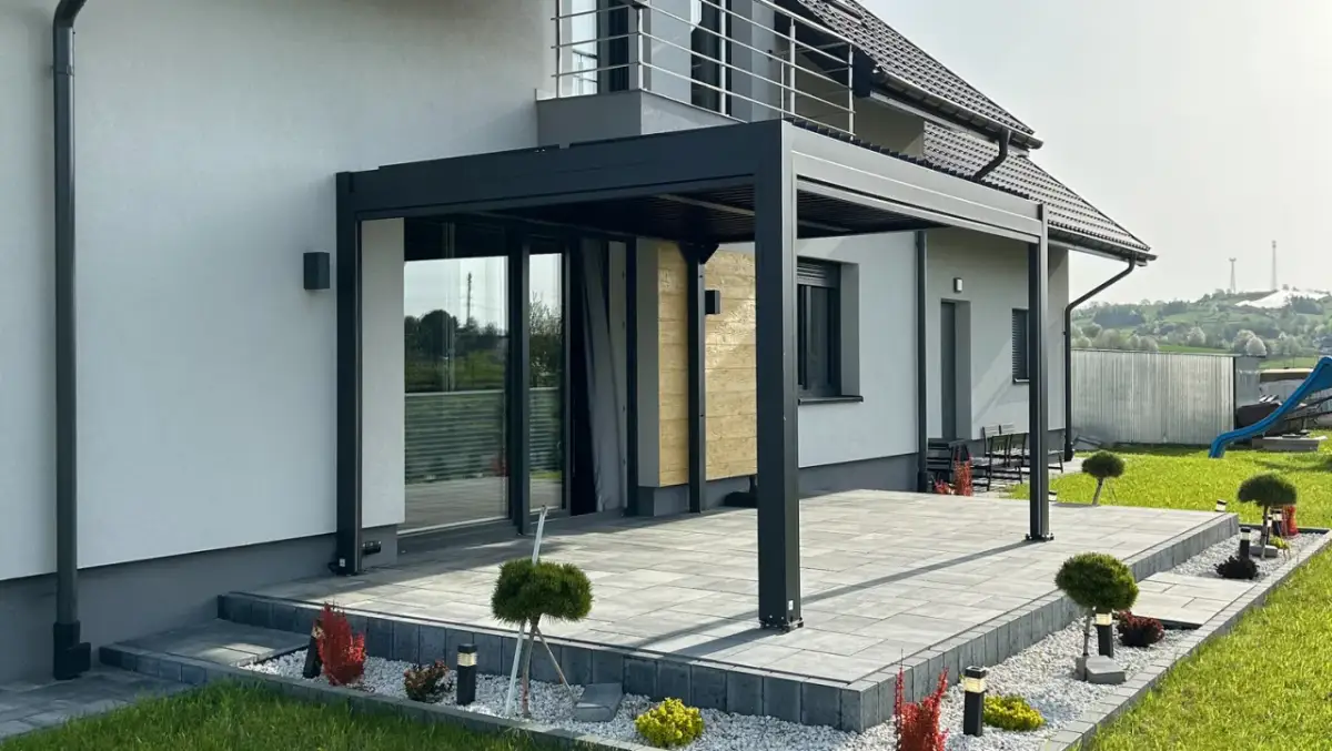 Nowoczesna pergola przy domu, idealna do ogrodu. Dowiedz się, jak zamontować pergole w ogrodzie, by stworzyć stylową przestrzeń.