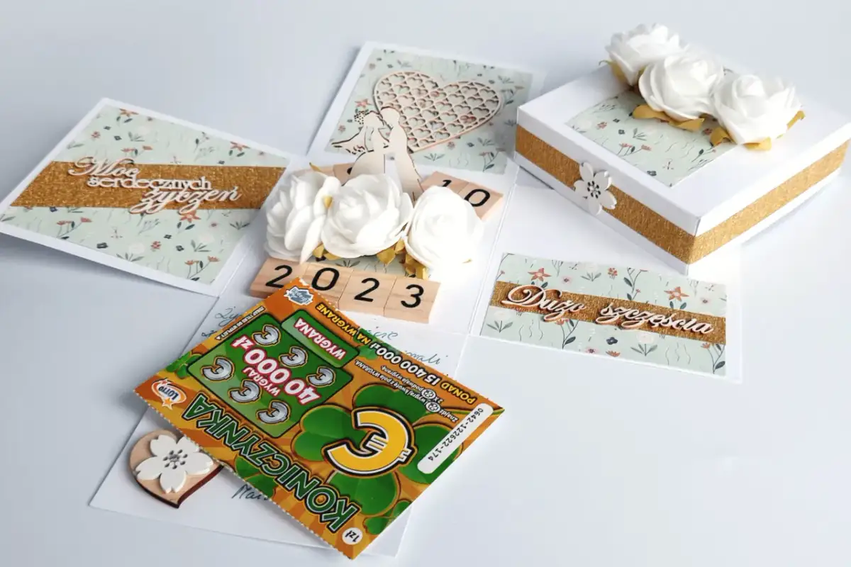 Pomysł na bukiet ze zdrapek: kartka z życzeniami, zdrapka "Koniczynka", białe róże i ozdobne serce.