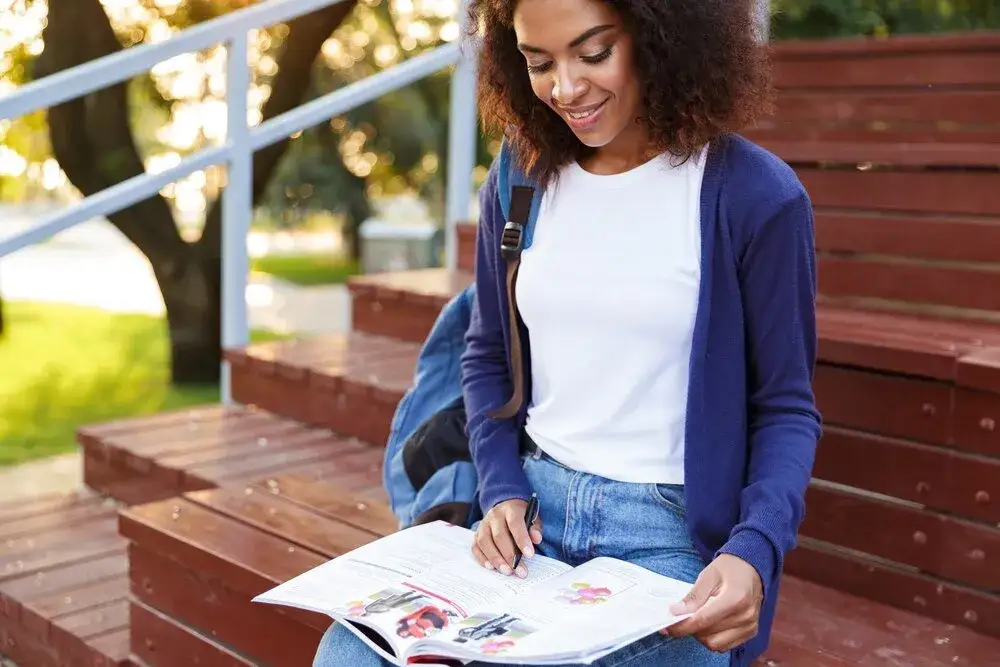 Czy słuchacz szkoły policealnej ma status ucznia? Sprawdź, co to oznacza