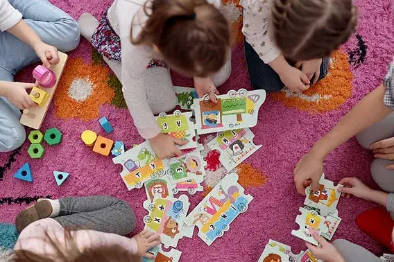 Jak wspierać rozwój sensoryczny u dzieci i unikać problemów rozwojowych