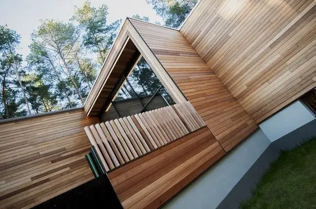 Czym malować deski elewacyjne, aby uniknąć kosztownych błędów?