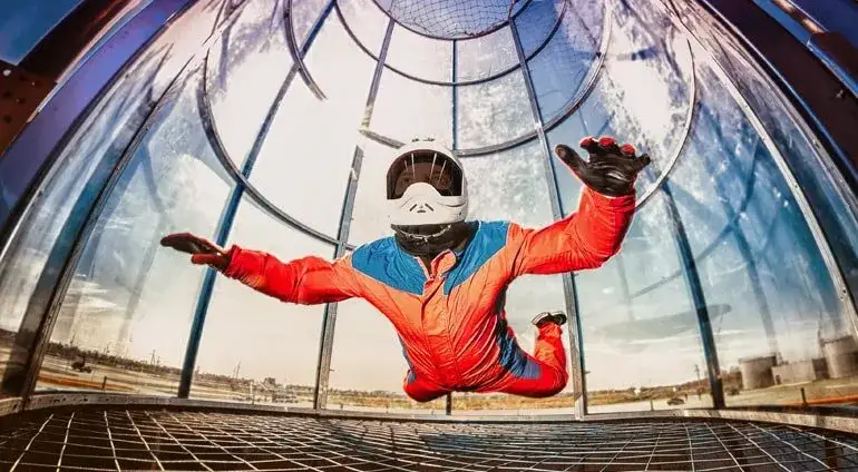 Ile kosztuje lot w tunelu aerodynamicznym? Ceny, które zaskoczą!