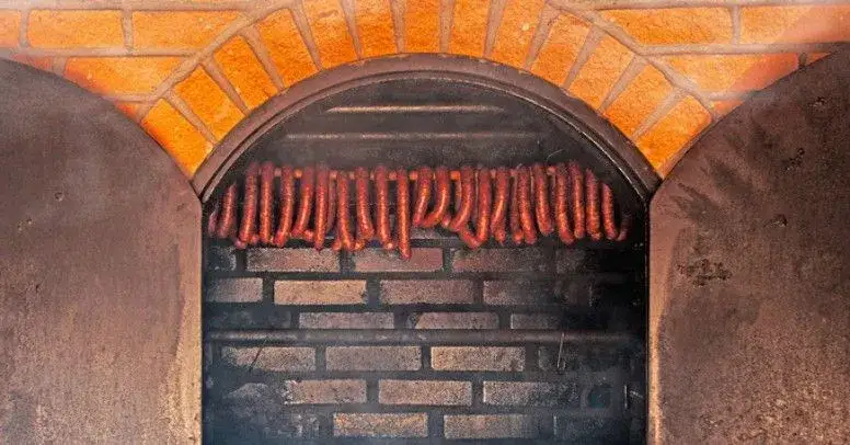 Jaka cegła na wędzarnie? Odkryj najlepsze materiały na budowę