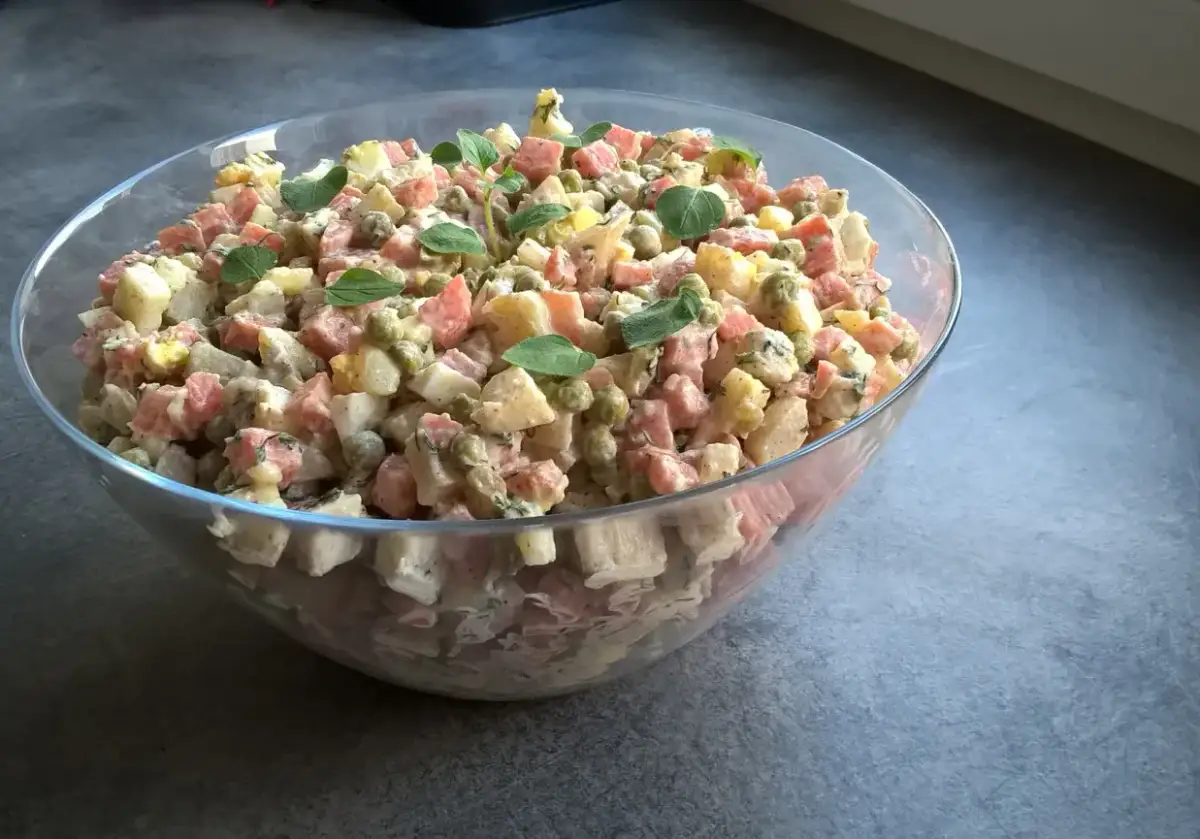 Ile kalorii ma sałatka jarzynowa z jogurtem? Zaskakujące fakty o kaloriach