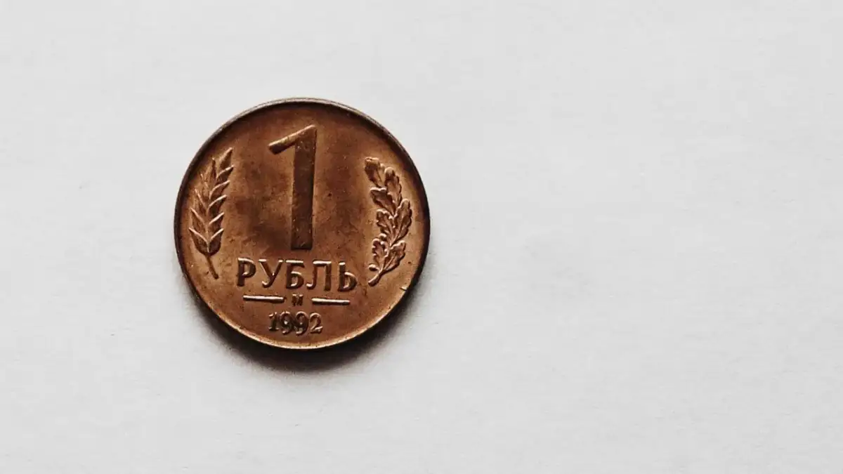 Moneta z 1992 roku z napisem "РУБЛЬ" – to jest waluta w Rosji.