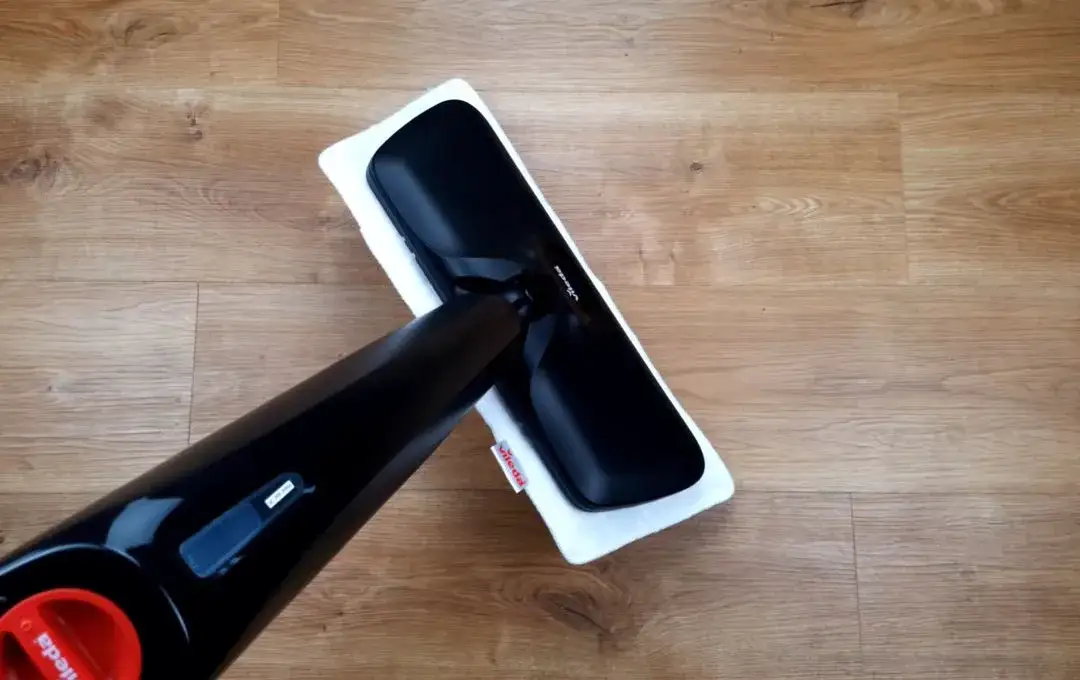 Smugi po mopie parowym? Poznaj przyczyny i proste rozwiązania