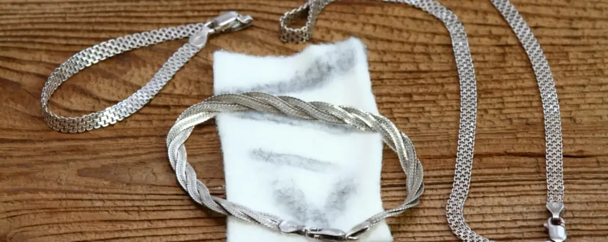 Jak wyczyścić srebro? Domowe i profesjonalne sposoby